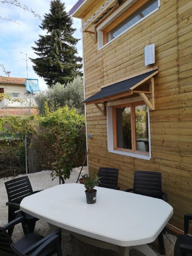 Le Petit Chalet De Nimes Shantay Youstay Bagian luar foto